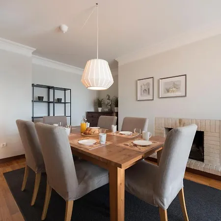 Lovelystay - Charming 3br Flat W/ Free Parking In Devesas Apartment