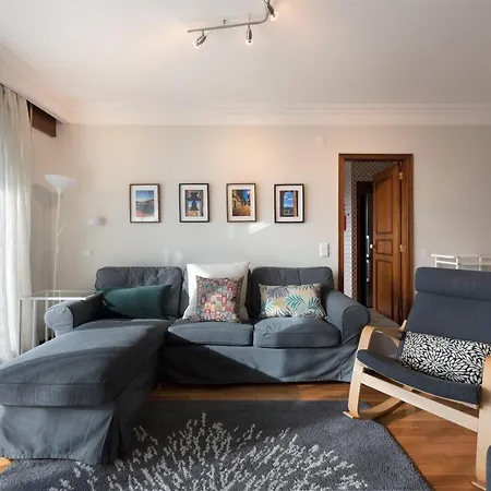 Lovelystay - Charming 3br Flat W/ Free Parking In Devesas 아파트