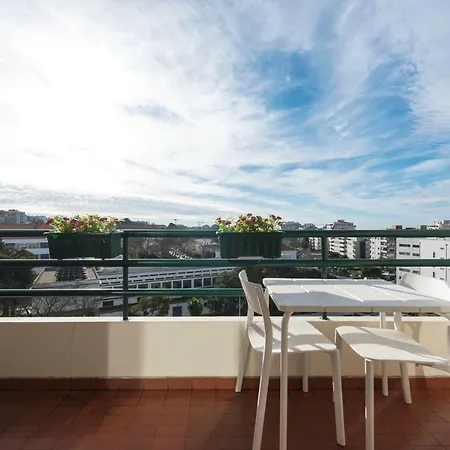Lovelystay - Charming 3br Flat W/ Free Parking In Devesas