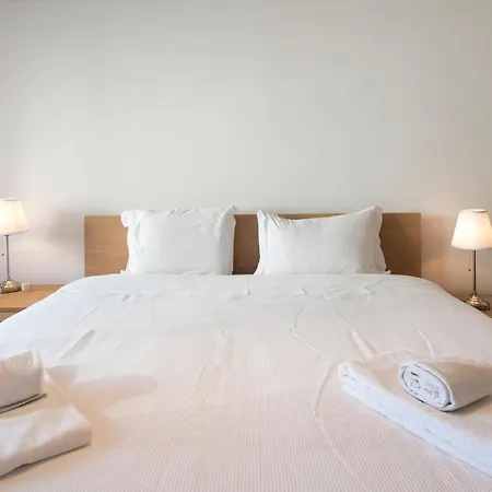 Lovelystay - Charming 3br Flat W/ Free Parking In Devesas Apartment