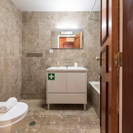 Lovelystay - Charming 3br Flat W/ Free Parking In Devesas Apartment