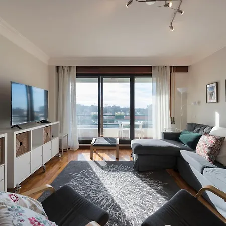Lovelystay - Charming 3br Flat W/ Free Parking In Devesas
