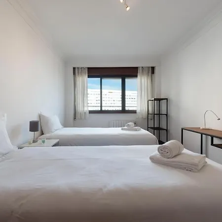 Lovelystay - Charming 3br Flat W/ Free Parking In Devesas *
