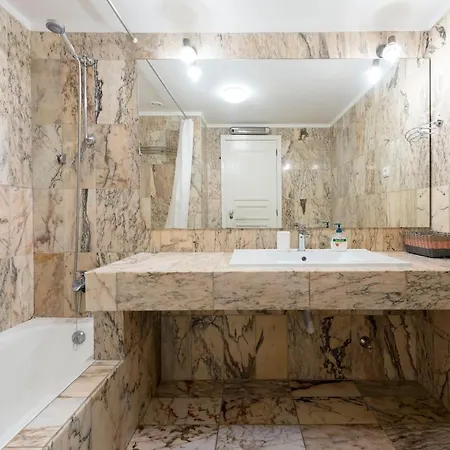 Lovelystay - Charming 3br Flat W/ Free Parking In Devesas Apartment