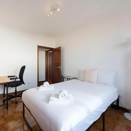 Apartment Lovelystay - Charming 3br Flat W/ Free Parking In Devesas *