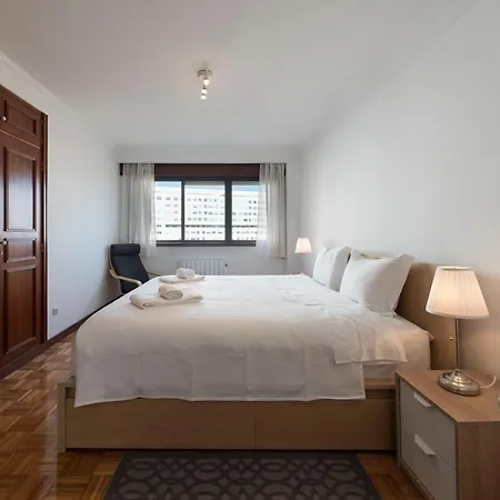 Lovelystay - Charming 3br Flat W/ Free Parking In Devesas
